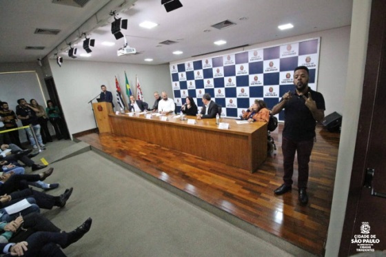 mesa de abertura com prefeito Bruno Covas, secretária de Estado dos Direitos da Pessoa com Deficiência, Célia Leão ao microfone